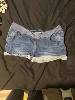 Crossover maternity shorts
